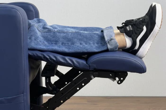 Apoio de pés arredondado da Poltrona Damie 2.0 em uso