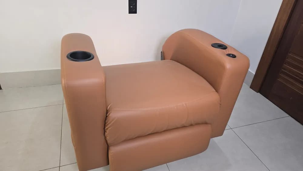 Parte de trás do assento da poltrona Damie 2.0 mostrando a fiação dos motores