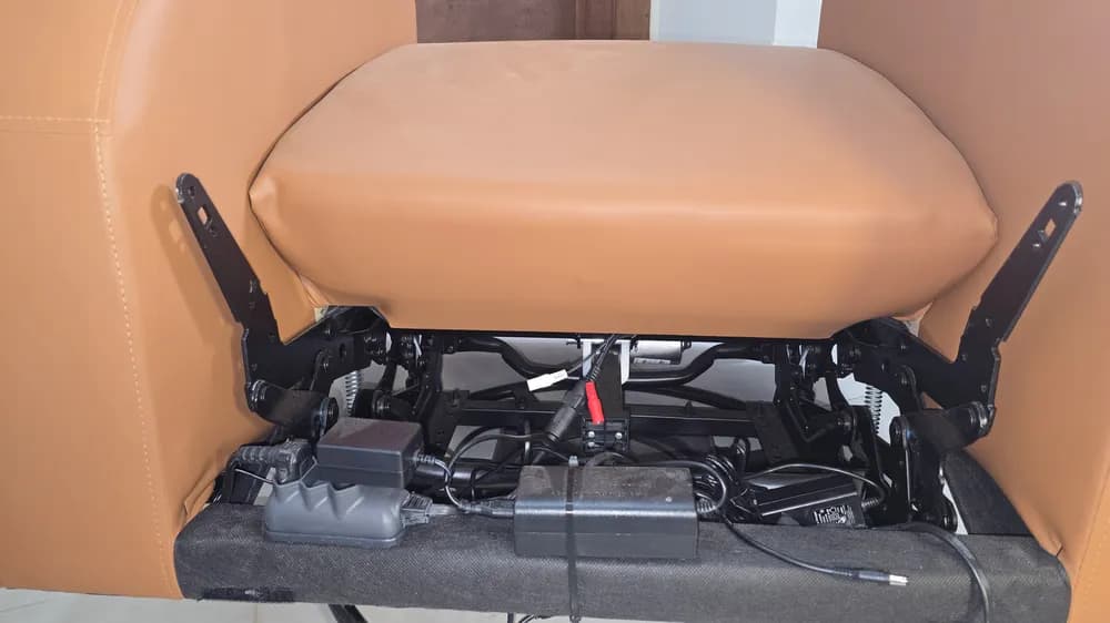 Trilho metálico da base do assento da poltrona Damie 2.0 sem o encosto