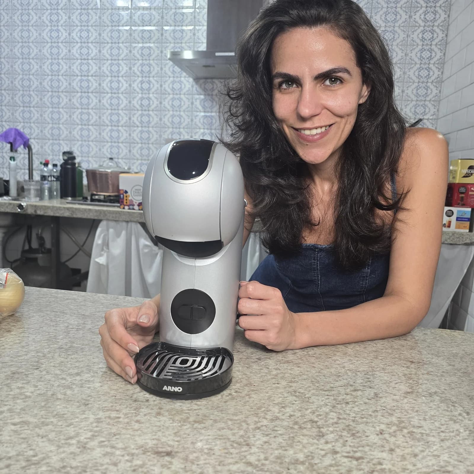Cecília Mauad com a máquina NESCAFÉ Dolce Gusto Genio S Touch em casa