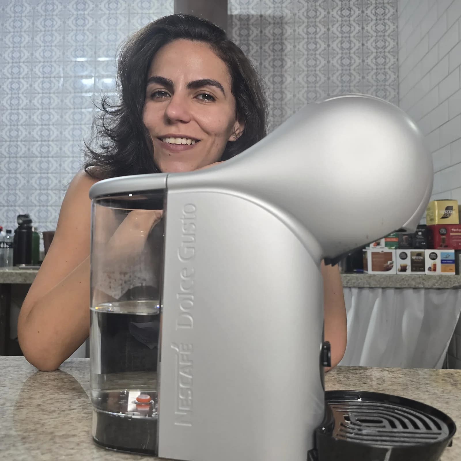 Cecília Mauad apresentando a NESCAFÉ Dolce Gusto Genio S Touch na cozinha