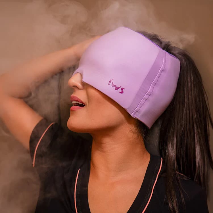 Pessoa usando a máscara Aliv Head Gel IWS em uma aplicação térmica quente