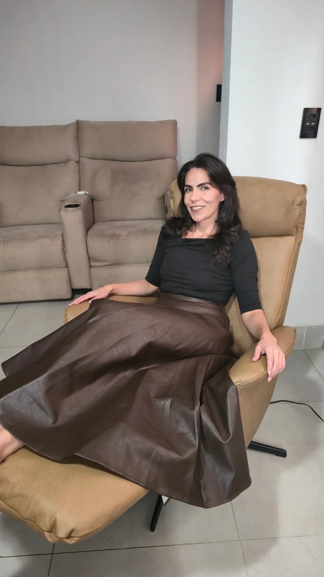 Cecília relaxando na Poltrona Levita na sala de estar.