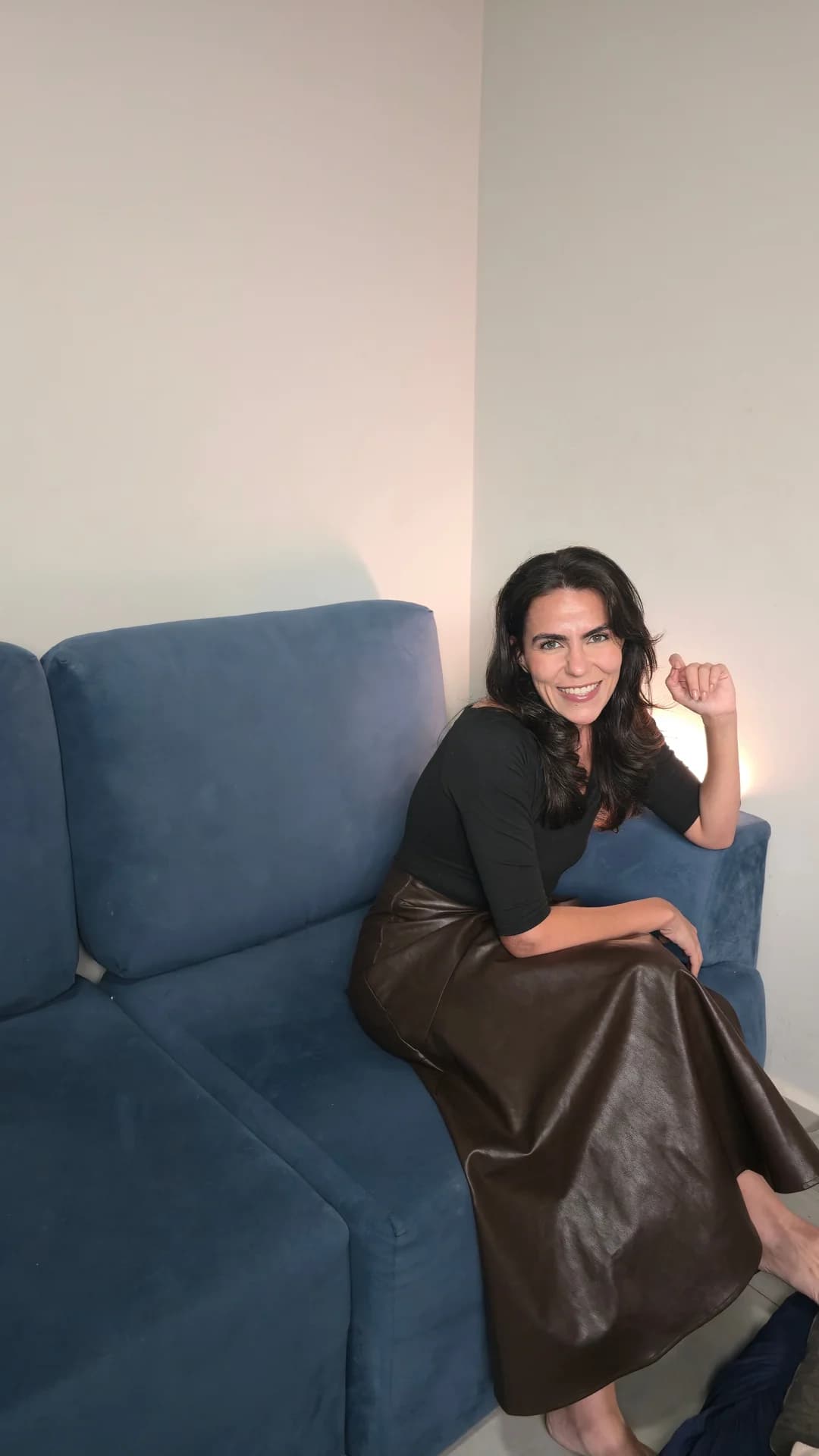 Cecília aproveitando o conforto do Sofá Damie Modular na sala.