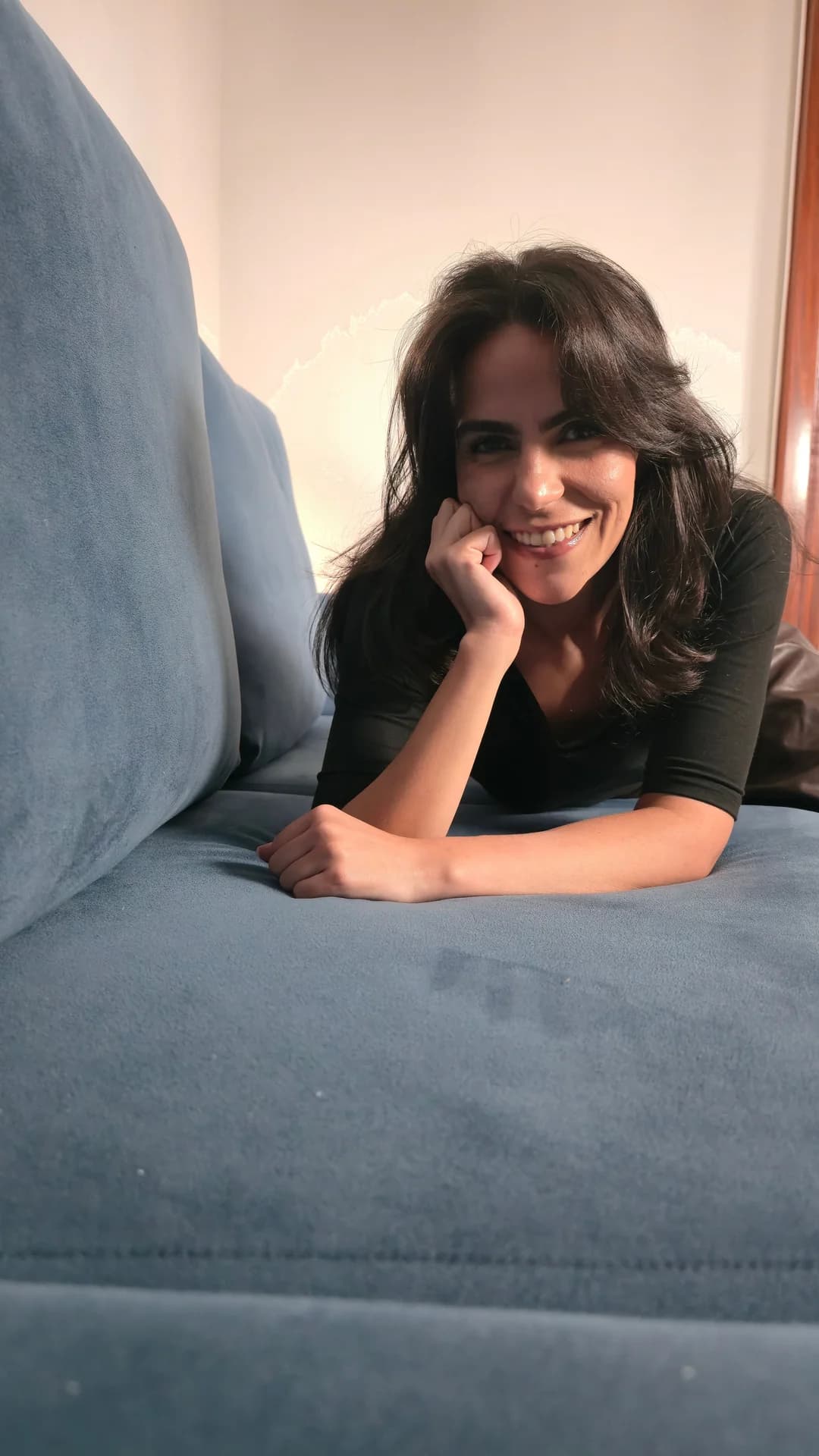 Cecília ao lado dos módulos do sofá Damie na Caixa.