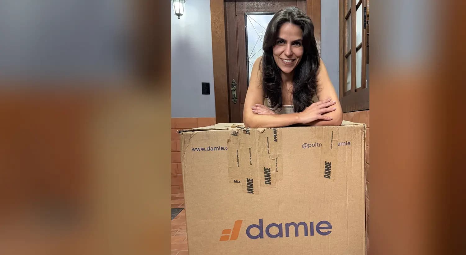 Cecília debruçada sobre a caixa de entrega da DAMIE